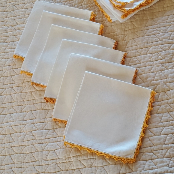 Matching embroidered table linen set - Picture 6 of 11